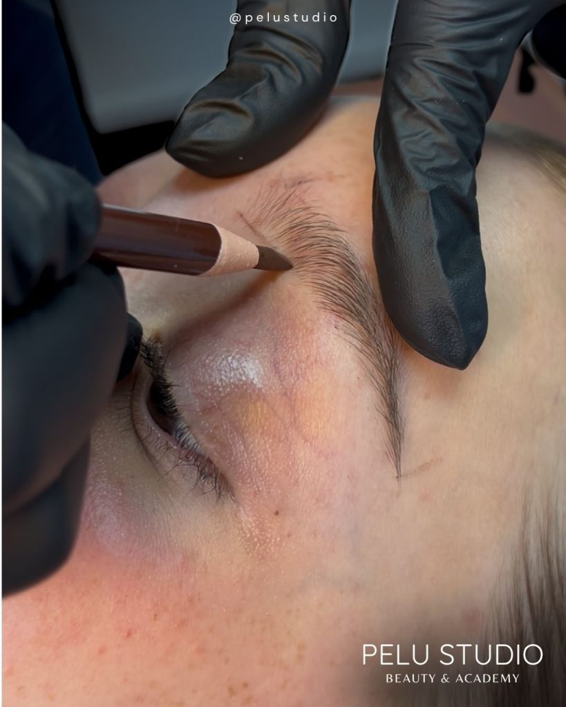 Brows Magic: Diseño y Perfilado de Cejas Personalizado